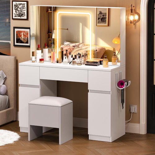 White dressing table with - dressing,